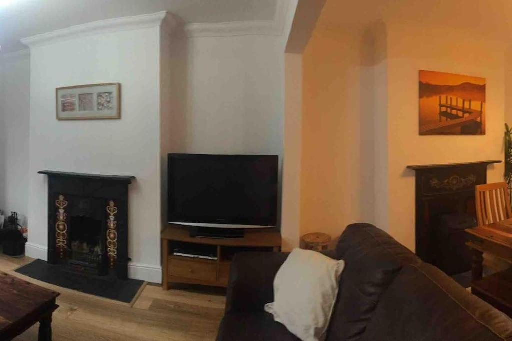 Spacious 5 Large Bedroom Victorian House - 2 Miles Holiday home *
